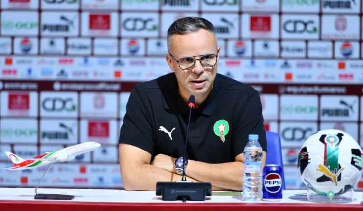 Alt= Mohamed Ouahbi, sélectionneur du Maroc en conféren ce de presse
