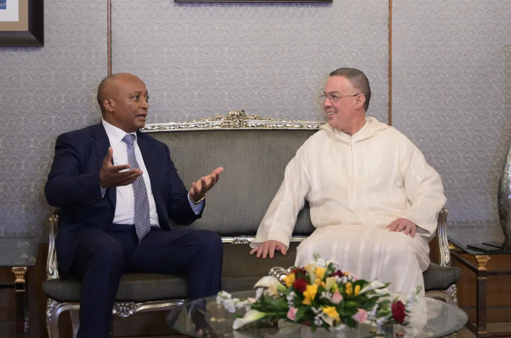 Alt= Fouzi Lekjaa, président de la FRMF, en compagnie de Dr Patrice Motsepe, président de la CAF.