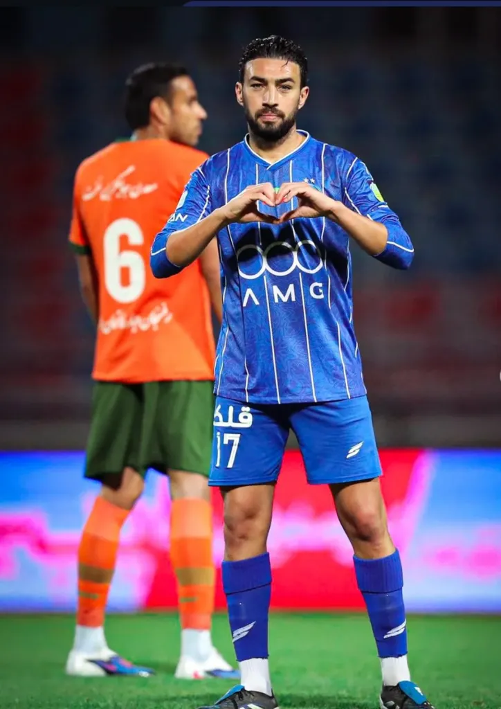 alt= Lunir El Haddadi avec le maillot d' Esteghlal FC d'Iran. 