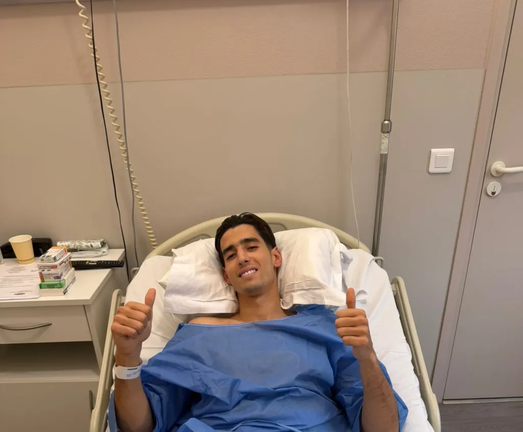 Alt= Nayed Aguerd sur le lit de l'hôpital après son opération.