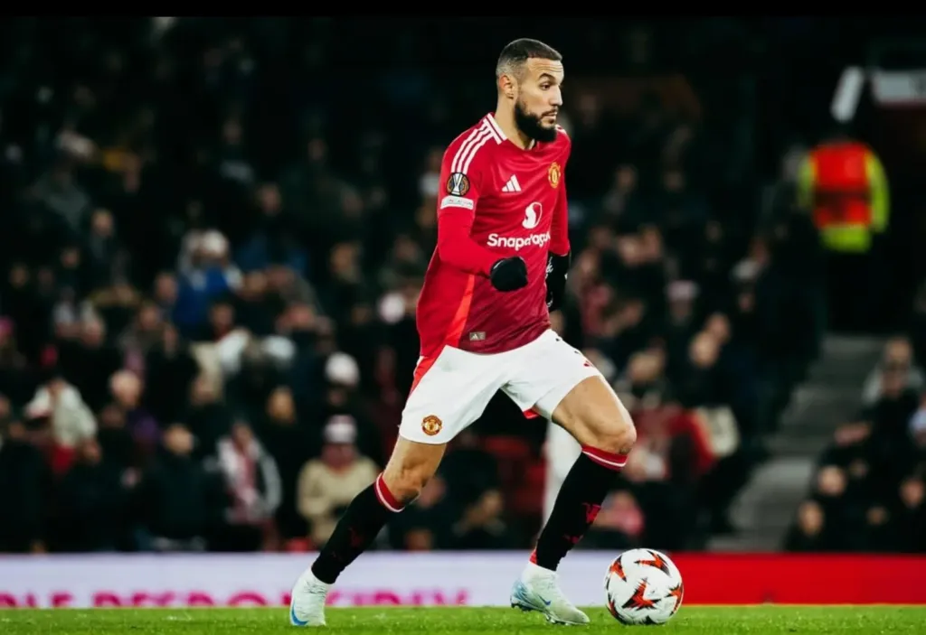 Alt= Noussair Mazraoui en action avec Manchester United.