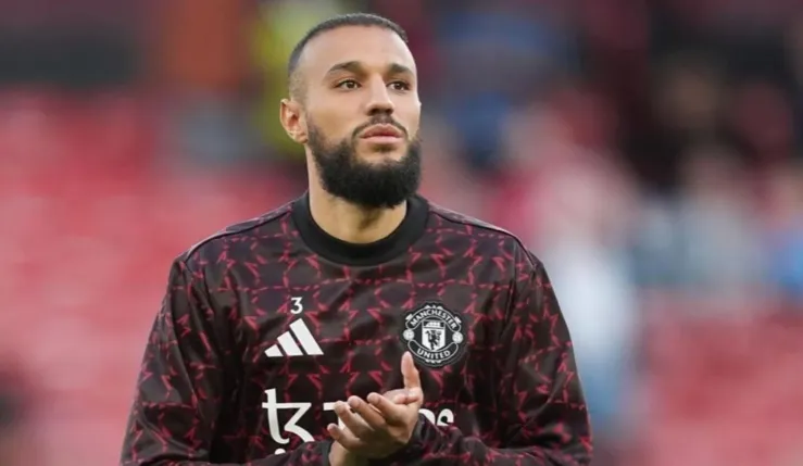 alt= Noussair Mazraoui avec le maillot de Manchester United.