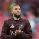 alt= Noussair Mazraoui avec le maillot de Manchester United.
