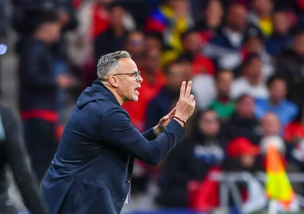 Alt= Mohamed Ouahbi, sélectionneur du Maroc, donnant ses instructions à ses joueurs lors du Match Maroc-l'Equateur.