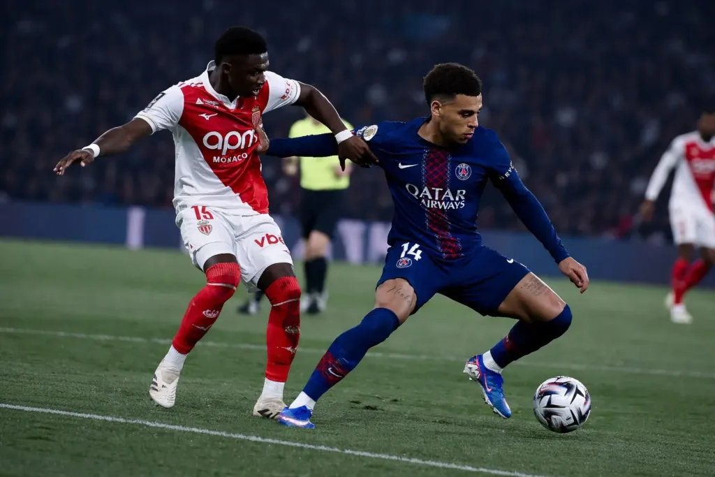 ALT = Pahse de jeu de la rencontre PSG- AS Monaco. La photo est générée par l'IA.