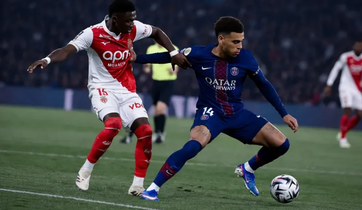 ALT = Pahse de jeu de la rencontre PSG- AS Monaco. La photo est générée par l'IA.