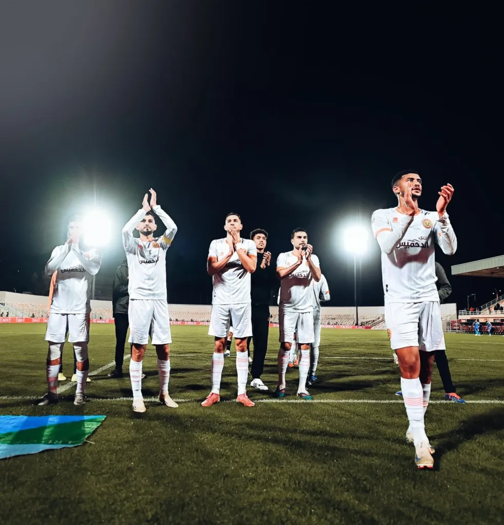 alt= les joueurs de la Renaissance Berkane célébrant leur victoire contre le Difaa El Jadida.