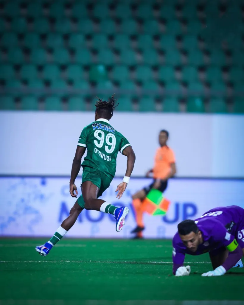 alt= l'attaquant du Raja ouvrant le score face au Hassania d'Agadir.