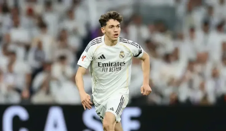 alt= Thiago Pitarch avec le maillot du Real Madrid.