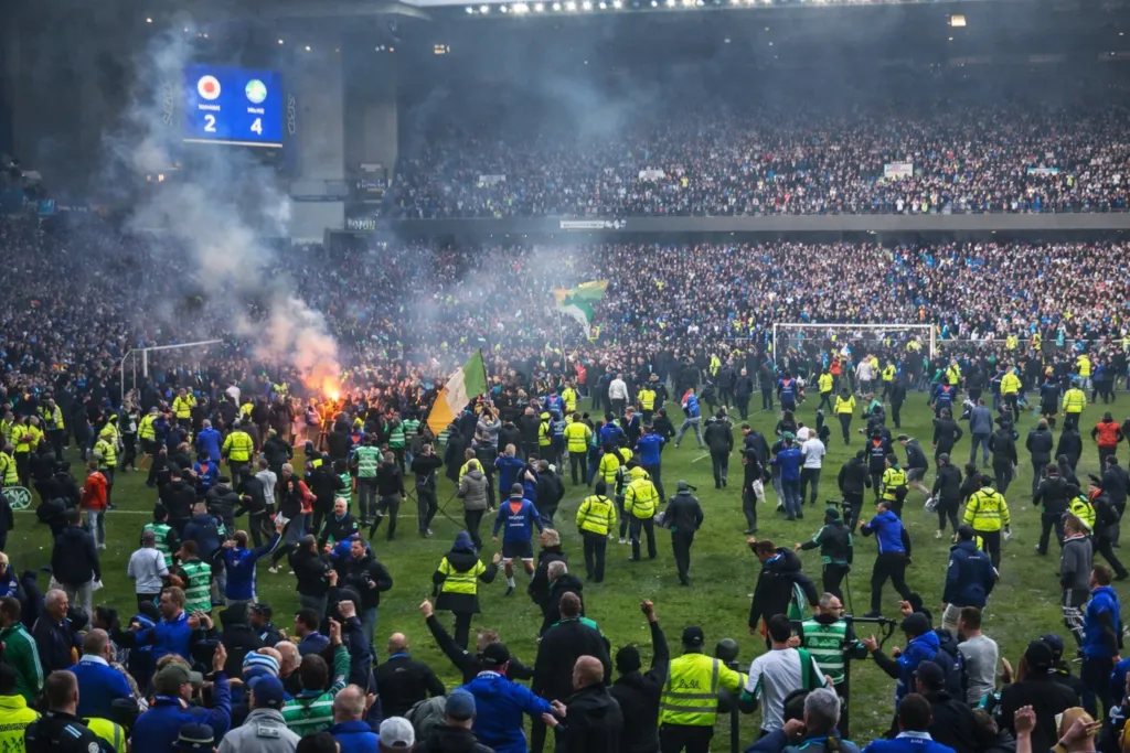 Atl= scènes de chaos à Ibrox après l'envahissement de terrain par les supporters des Rangers et ceux de Celtic après le quart de finale de la Coupe d'Ecosse. L'Image est générée par l'IA.