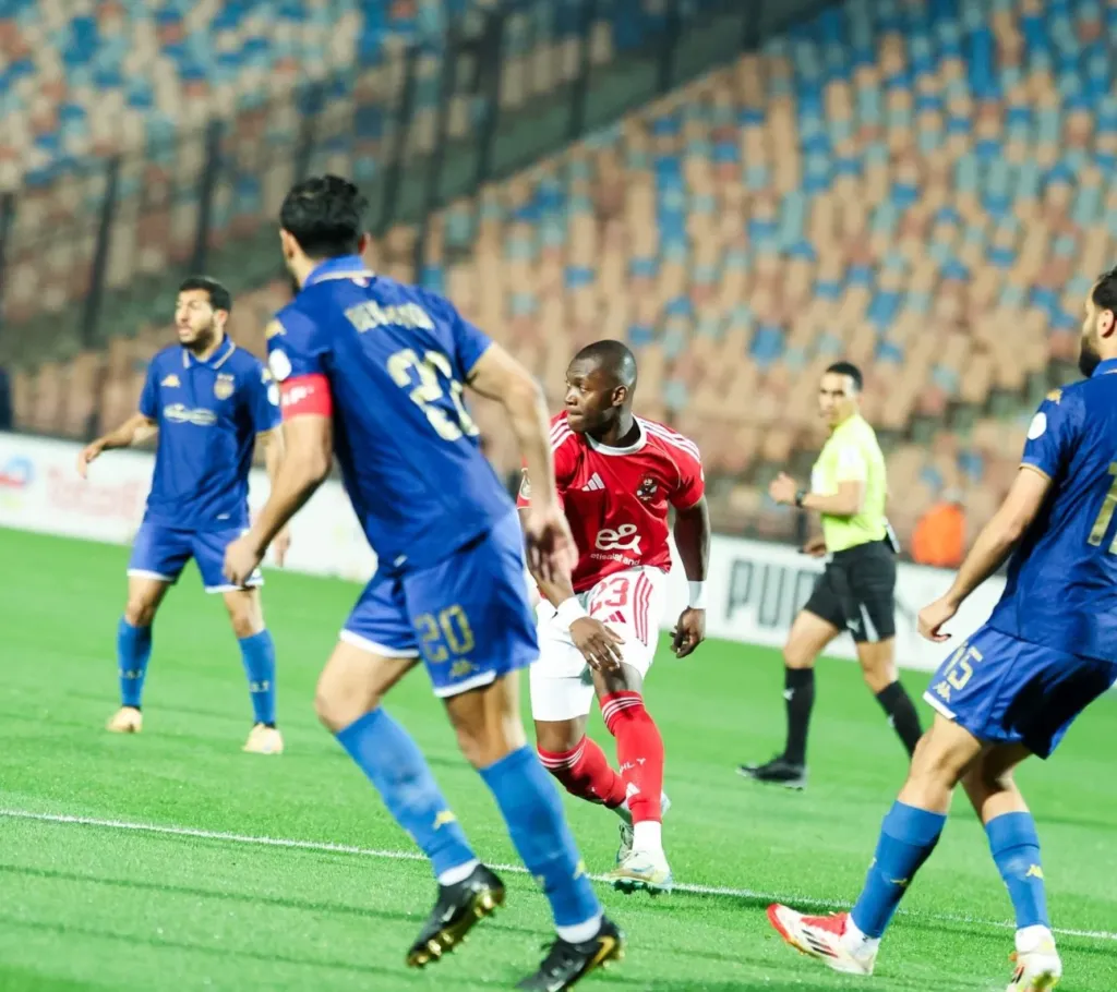 alt= phase de jeu de la rencontre Al Ahly contre l'Espérance de Tunis en Ligue des champions CAF.