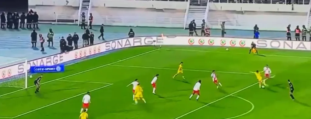 Alt= but anthologique en rabona de Driss Jabali