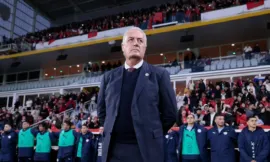 ALT= Gustavo Alfaro, coach du Paraguay.