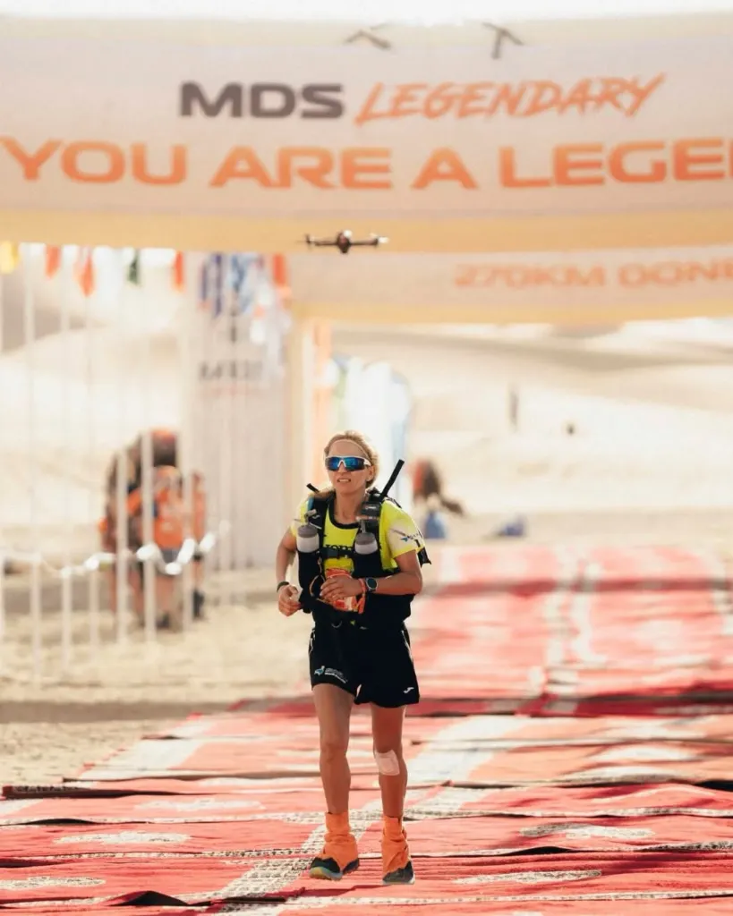 Alt= Maryline Nakache a survolé le Marathon des Sables 2026. 