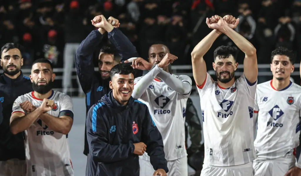 alt= Les joueurs de l'OCS célébrant leur victoire sur l'Union sportive Yaacoub Mansour.