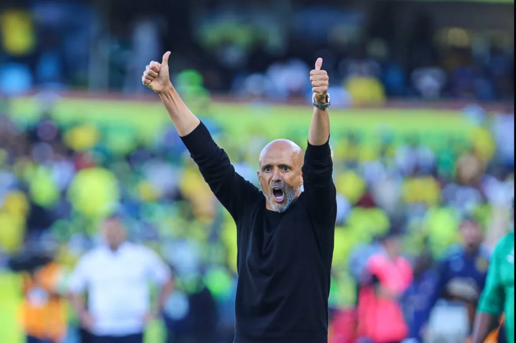 alt= Miguel Cardoso avant Sundowns AS FAR.