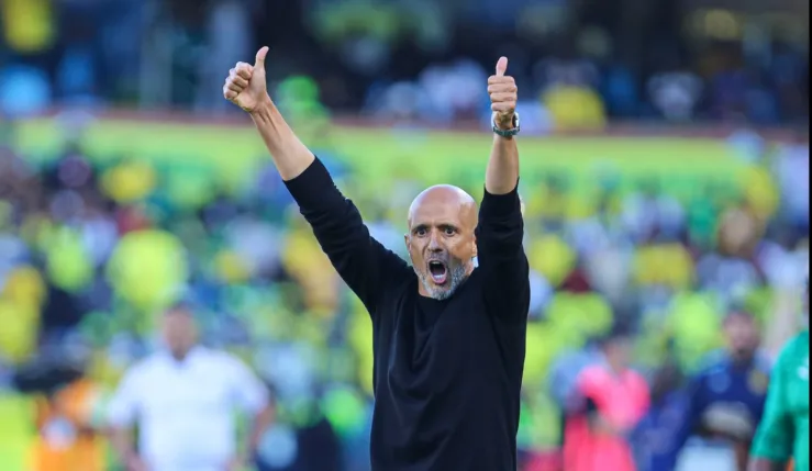 alt= Miguel Cardoso avant Sundowns AS FAR.