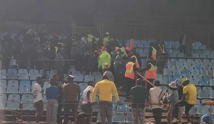 Alt= Chute grave d’un supporter marocain au Loftus Versfeld pendant la finale AS FAR Sundowns.
