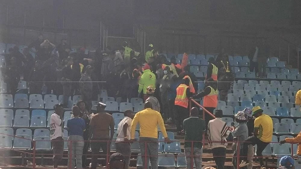 Alt= Chute grave d’un supporter marocain au Loftus Versfeld pendant la finale AS FAR Sundowns.