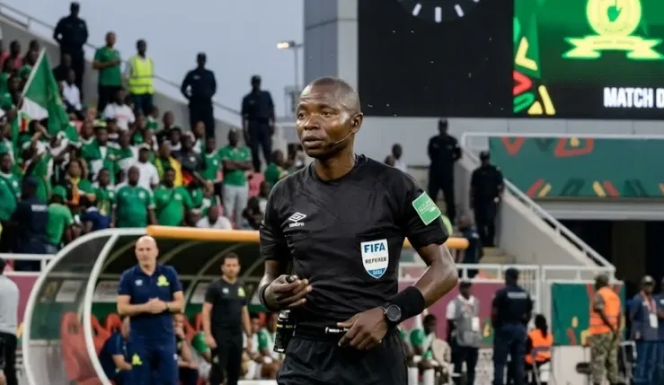 alt=AS FAR conteste la désignation de Jean Jacques Ndala pour diriger la finale aller de la Ligue des Champions CAF entre Sundowns et l'AS FAR.