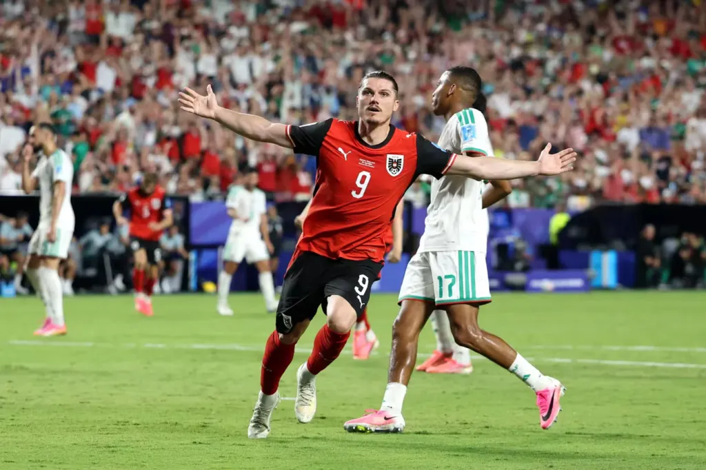 alt= l'Algérie et l'Autriche qualifiés en 16es de finale de la Coupe du monde 2026.
