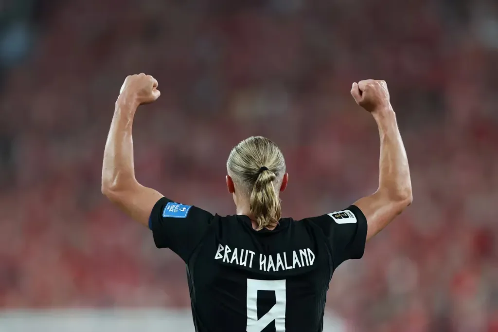 alt= Halaand qualifie la Norvège en seizième de finale de la Coupe du monde 2026.
