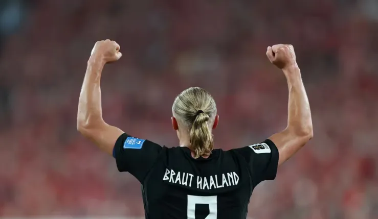 alt= Halaand qualifie la Norvège en seizième de finale de la Coupe du monde 2026.