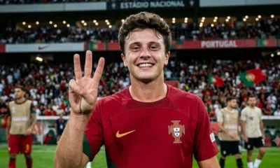 alt= Jao Neves tancé par les fans de CR7