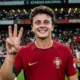 alt= Jao Neves tancé par les fans de CR7