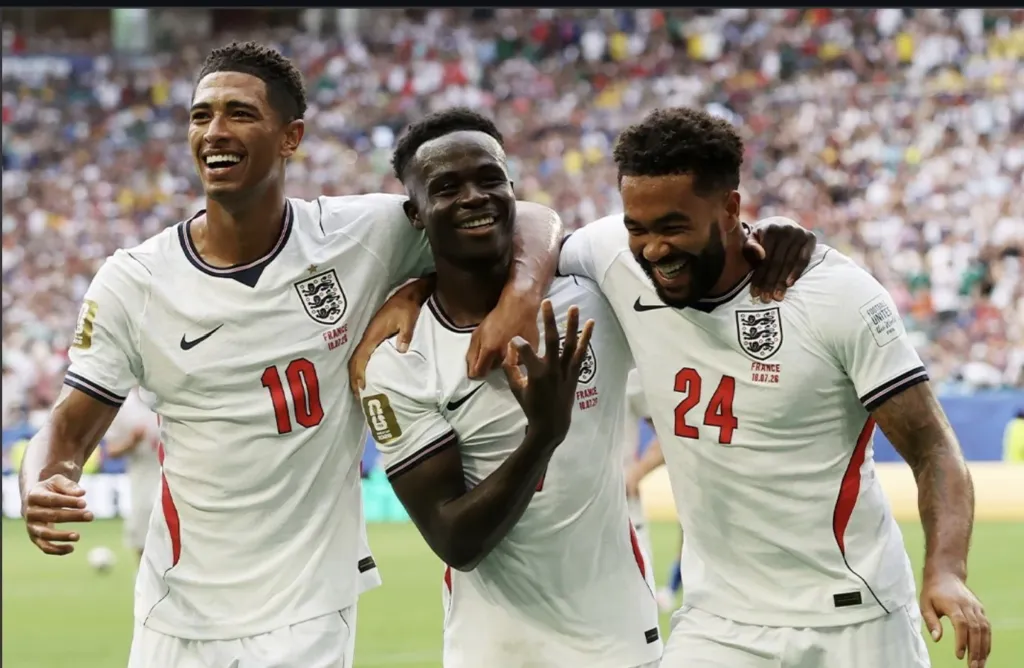 alt= L'Angleterre bat la France (6-4) et termine 3e du Mondial 2026.
