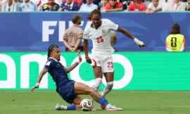 alt= L'Angleterre bat la France (6-4) et termine 3e du Mondial 2026.