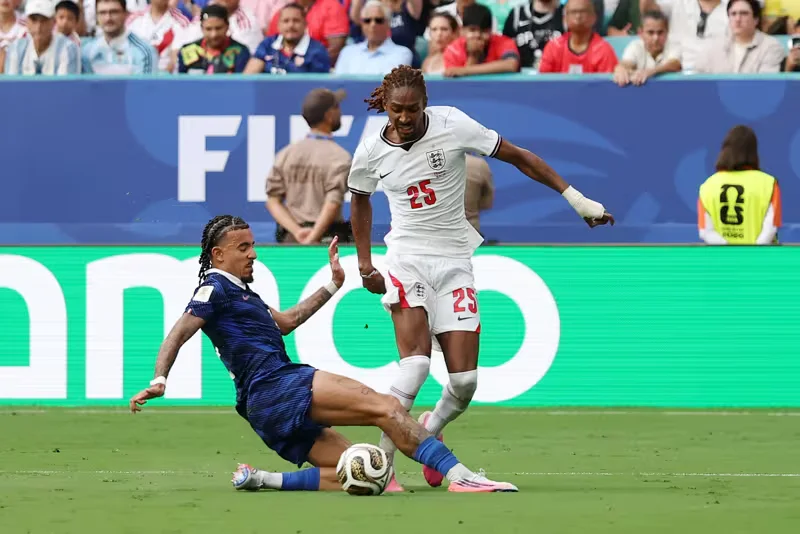alt= L'Angleterre bat la France (6-4) et termine 3e du Mondial 2026.