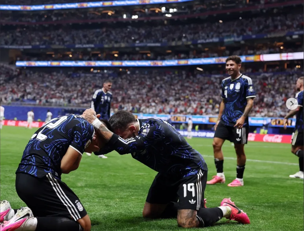 Alt= Argentine renverse l'Angleterre et file en finale où elle défiera l'Espagne.
