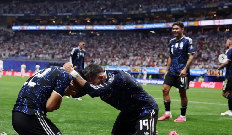 Alt= Argentine renverse l'Angleterre et file en finale où elle défiera l'Espagne.