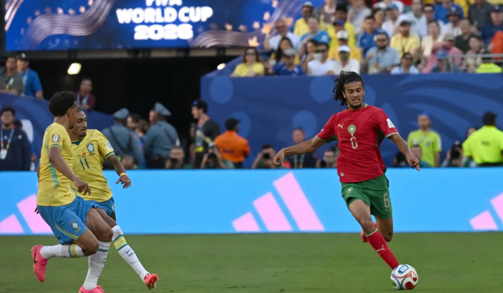 Alt= Ayyoub Bouaddi à Manchester City moyennant un chèque de 130 millions d'euros selon AS. 