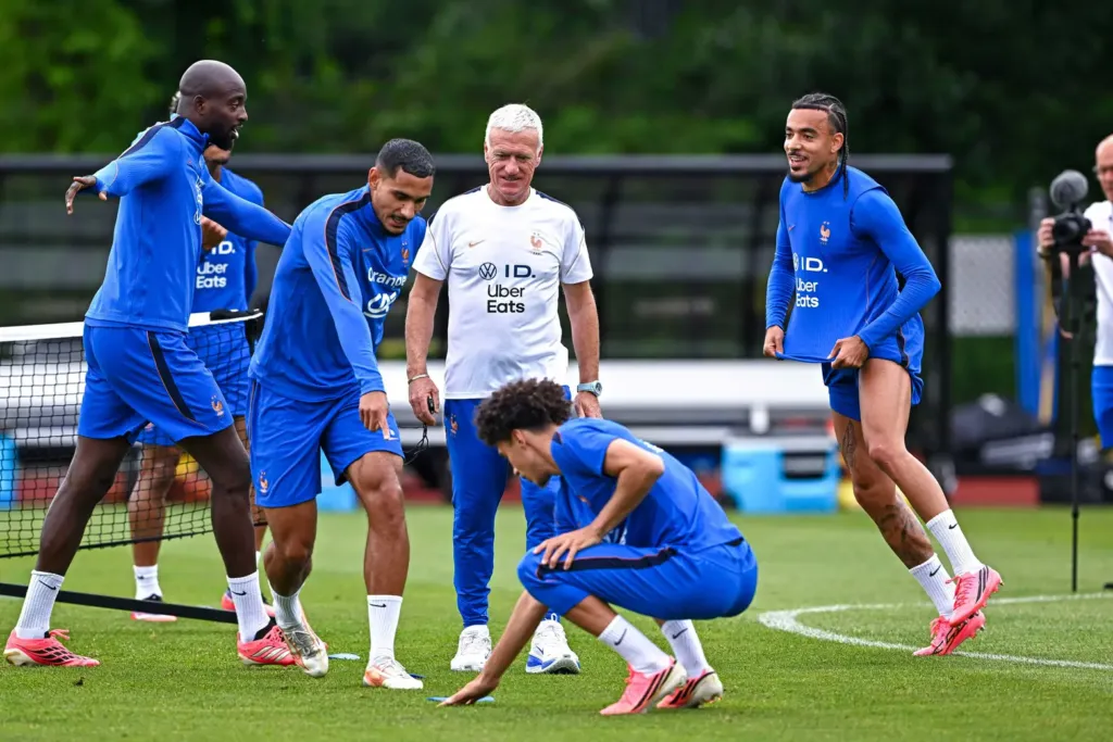 alt= Deschamps interpellé par des journalistes