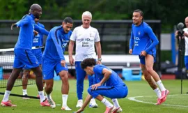 alt= Deschamps interpellé par des journalistes