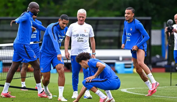 alt= Deschamps interpellé par des journalistes