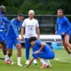 alt= Deschamps interpellé par des journalistes