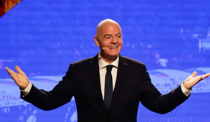 alt= Infantino veut vendre une part des droits de la FIFA/ L'UEFA s'oppose.