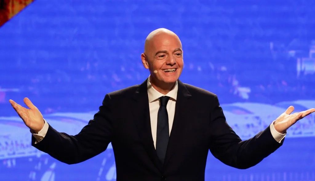 alt= Infantino veut vendre une part des droits de la FIFA/ L'UEFA s'oppose.