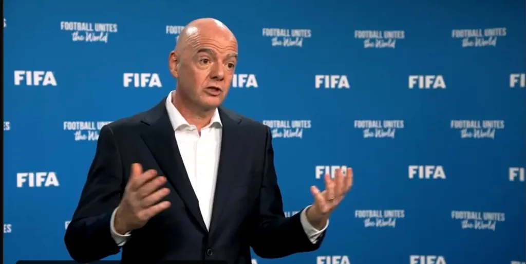 Alt= Infantino défend son projet controversé de vendre une part des droits commerciaux de la FIFA.