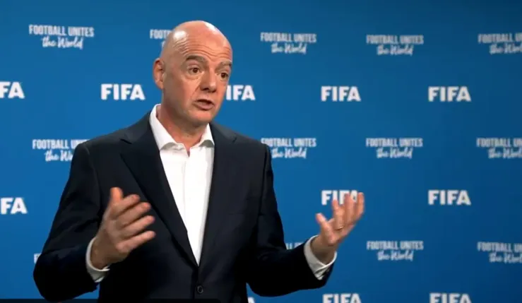 Alt= Infantino défend son projet controversé de vendre une part des droits commerciaux de la FIFA.