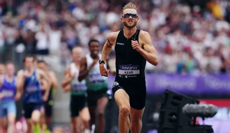 alt= Josh Kerr bat le record du monde du mile.