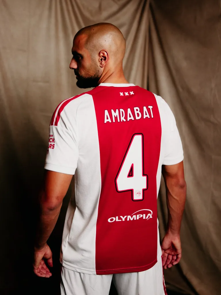Alt= Sofyan Amrabat à l’Ajax : le Marocain signe jusqu’en 2028. 
