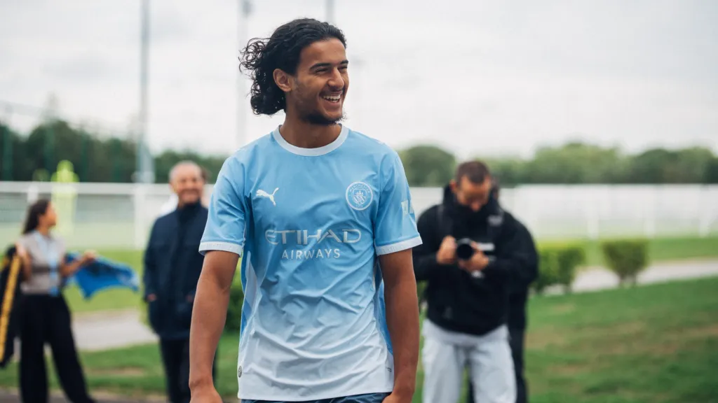 Alt= Ayyoub Bouaddi livre ses premières impressions à City