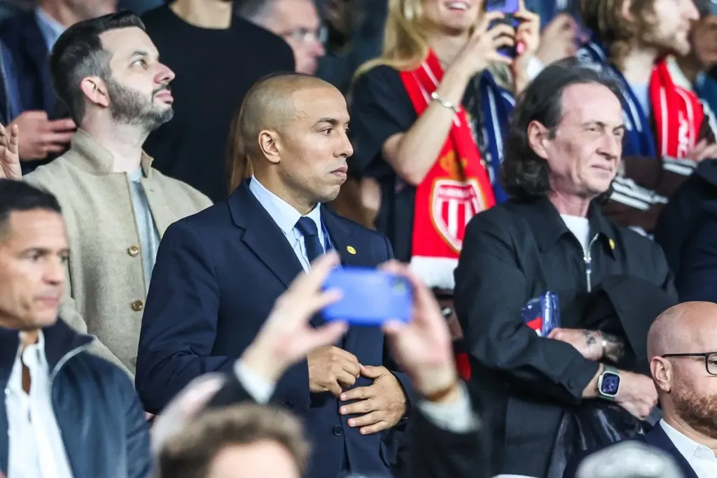 Alt= Houssine Kharja défend Infantino.