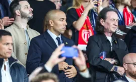 Alt= Houssine Kharja défend Infantino.