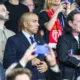 Alt= Houssine Kharja défend Infantino.