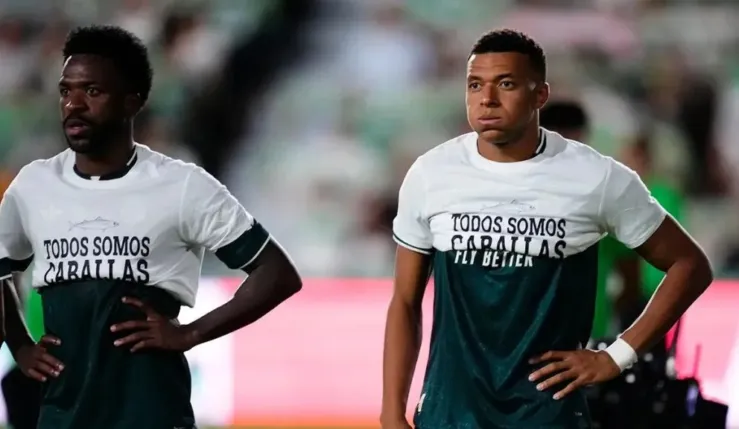 ALT= Mbappé Konaté Vinicius maillot de Ceuta